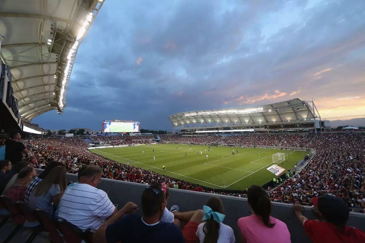 球员红牌离场,客队劣势明显加大 球员红牌离场,客队劣势明显加大