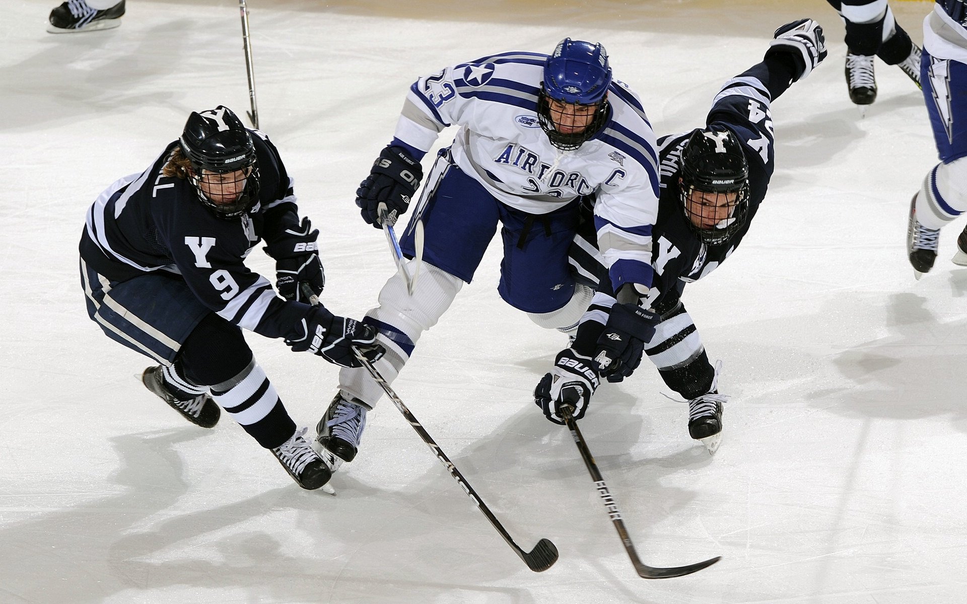 看到这个充满冲突感的关键词组合,我的思维立刻被点燃了。这不是简单的并列,而是两场在平行时空里,关于如何获胜的终极教学