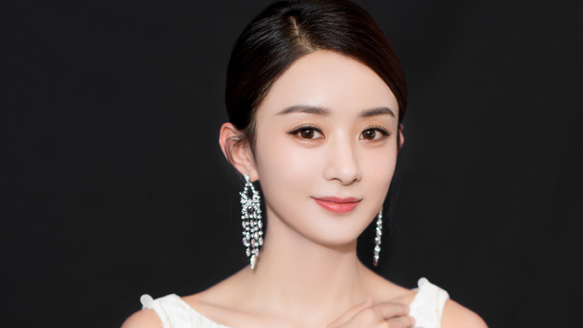 看到这个充满冲突感的关键词组合,我的思维立刻被点燃了。这不是简单的并列,而是两场在平行时空里,关于如何获胜的终极教学