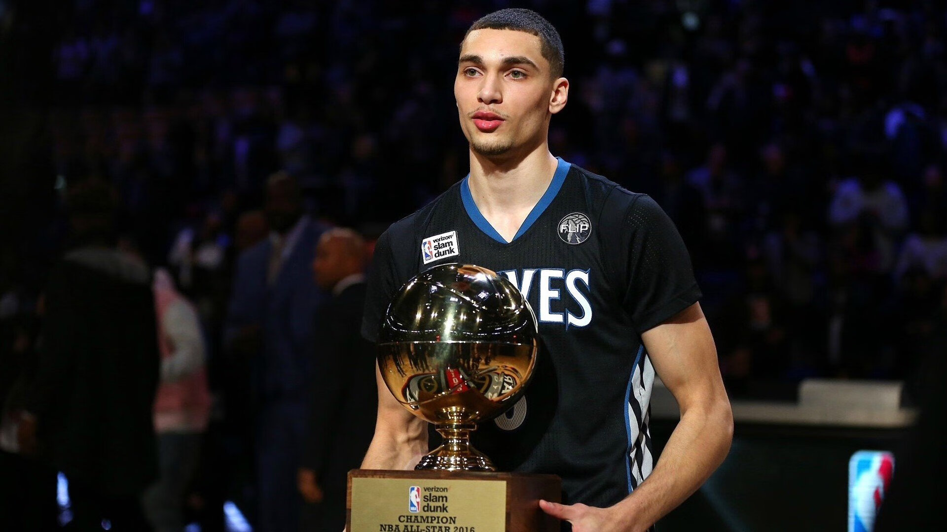 看到这个充满想象力的关键词组合,我为您构思了一篇将足球盛事与篮球精神相融合的创意文章